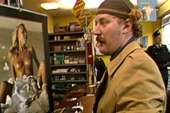 Kuva: Itsens�paljastaja tytt�kalenterin edess�. YLE kuvanauha. 