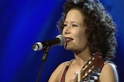 Kuva: Laulaja Jasmine Valentin (1996). YLE kuvanauha.