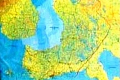 Kuva: Tapio Liinoja esittelee uudistettua Suomen karttaa. (1990) YLE kuvanauha.