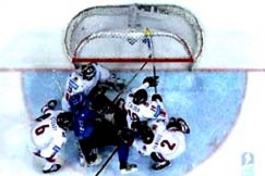 Kuva: Tilanne Kanadan maalilla MM-pronssiottelussa Suomi-Kanada. (2006) YLE kuvanauha.