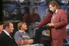 Kuva: Jyrki Richt haastattelee yleis��. YLE kuvanauha. 