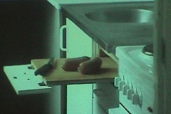 Kuva: Keitti�n leikkuulauta, jossa makkaroita ja veitsi. YLE kuvanauha.