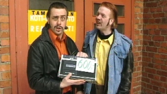 Kuva: Matti  N�s� (Heikki Silvennoinne) ja Teppo N�s� (Heikki Hela) realisointikeskuksen edess�. YLE kuvanuha. 