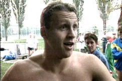 Kuva: Jani Sievinen haastateltavana uinnin EM-kisoissa (1995). YLE kuvanauha.