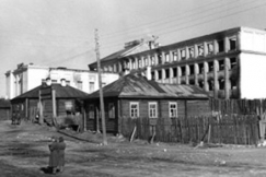 Kuva: Petroskoi (��nislinna) It�-Karjalassa. Osittain tuhoutunut yliopisto ja asuinrakennuksia(1940-luku). Eino Nurmi.