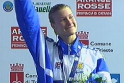 Kuva: Hanna-Maria Sepp�l� voittokorokkeella (2005). YLE kuvanauha.