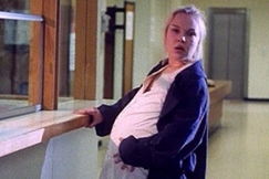 Kuva: Nuori �iti pitelee mahaansa. YLE kuvanauha. 