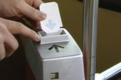 Kuva: Raitiovaunulipun leimaus (1990). YLE kuvanauha.