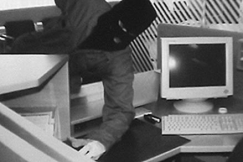 Kuva: Huppup�inen ry�st�j� pankkitiskilla. YLE kuvanauha. 