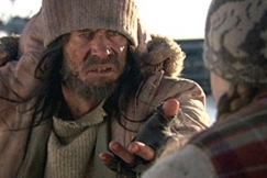 Kuva: Spurgu Stigu (Tommi Korpela ojentaa k�tt� tyt�lle. YLE kuvanauha. 