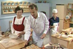 Kuva: Mirjam Rouvinen, Jaakko Kolmonen ja Juha Lind tekev�t karjalanpiirakoita. YLE kuvanauha.