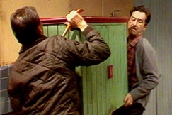 Kuva: Veikko ja Antti irrottavat astiakaappia. YLE kuvanauha.