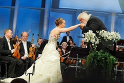 Kuva: Mirjam Helin -laulukilpailun naisten sarjan voittaja Yulia Lezhneva ja Radion Sinfoniaorkesterin johtaja Leif Segerstam. (2009) Kuva: Heikki Tuuli.