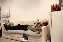 Kuva: Poikamies rentoutuu / Mika Kanerva.