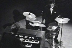 Kuva: Aarno Raninen ja Matti Oiling soittavat studiossa (1966). YLE kuvanauha.