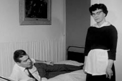 Kuva: Toimittaja Timo Putkonen ja hotellin tarjoilija (1967). YLE kuvanauha.