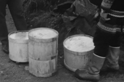 Kuva: Tullin takavarikoimia pontikkakanistereita (1971). YLE kuvanauha.