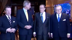 Kuva: Ilkka Kanerva, Carl Bildt, Harri Holkeri ja Martti Ahtisaari Ilkka Kanervan 60-vuotisjuhlissa 2008. YLE kuvanauha.