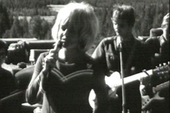 Kuva: Hilkka Kotam�ki esiintyy Rovaj�rven tykist�leirill� (1972). YLE kuvanauha.