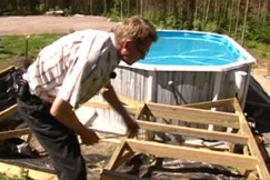 Kuva: Matti Vanhanen omakotitalonsa rakennusty�maalla. YLE kuvanauha.