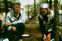 Kuva: Letunpaistoa partiolaisten Miilu-leirill� (1985). YLE kuvanauha.