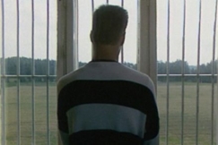 Kuva: Nuorukainen vankilan kalterien takana (1990). YLE kuvanauha.