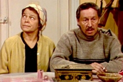 Kuva: Leena (Sirkka Lehto) ja Antti (Veijo Pasanen) Rintam�ki miettiv�t tilansa myynti�. YLE kuvanauha.