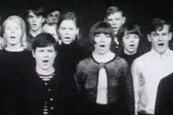 Kuva: Lapualaisoopperan kuoroa, kuvassa mm. Kaisa Korhonen, Arja Saijonmaa ja Vesa-Matti Loiri (1966) YLE kuvanauha.