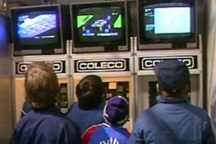 Kuva: Lapsia kodinkoneliikkeen videopeliosastolla (1984). YLE kuvanauha.