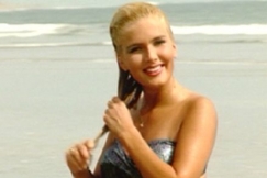 Kuva: Tanja Vienonen hiekkarannalla Senegalissa (1991). YLE kuvanauha.