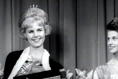 Kuva: Miss Suomi Kaarina Leskinen, oikealla katsojien ihannetyttö Aulikki Järvinen (1962). Lii-Filmi Oy / YLE. Kuva: Miss Suomi Kaarina Leskinen, oikealla katsojien ihannetyttö Aulikki Järvinen (1962). Lii-Filmi Oy / YLE.