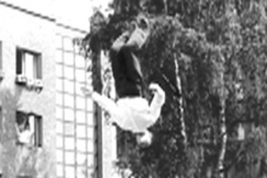 Kuva: Akrobaatti Lastenlinnan pihalla (1957). YLE kuvanauha.