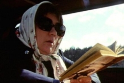 Kuva: Ritva Valkama lukee. YLE kuvanauha. 