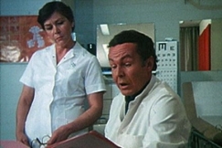 Kuva: sairaanhoitaja ja l��k�ri katsovat kansiota. YLE kuvanauha.