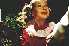 Kuva: Tytt� ja joulukuusi. YLE kuvanauha.