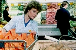 Kuva: Myyj� perunalaarin edess�. YLE kuvanauha. 