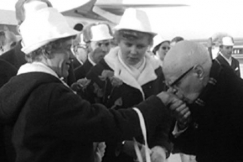 Kuva: Clas Thunberg suutelee Kaija Mustosen k�tt� (1968). YLE kuvanauha.