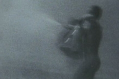 Kuva: Jumalan teatteri suihkuttaa yleis�� vaahtosammuttajalla (1987). Eeli Aalto.