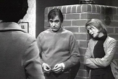 Kuva: Tuovi(Marja-Liisa Uimonen) seisoo Aarnea (Matias Ik�valko) ja Sirkka-Liisaa (marjukka Halttunen) kohden.