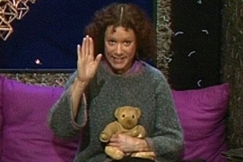 Kuva: Anneli Forss viittoo. YLE kuvanauha.