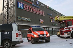 Kuva: Ambulanssi kauppakeskus Sellon edustalla.