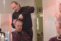 Kuva: Hannu M�ki muuttumisleikiss� (1999) YLE kuvanauha.