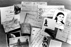 Kuva: Kuuntelijoiden toivekirjeit� ja -kortteja Lauantain toivotut -ohjelmaan (1985). YLE/H�kan Sandblom.