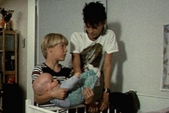 Kuva: Ville ja Tommi hoitavat vauvaa. YLE kuvanauha.