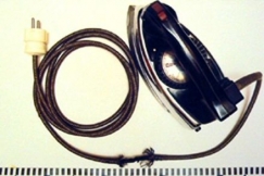 Kuva: Silitysrauta, jonka johto on hajalla. YLE kuvanauha.