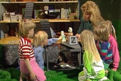 Kuva: Ti-Ti Nallen talossa, Riitta Korpela ja lapset (1989). YLE kuvanauha