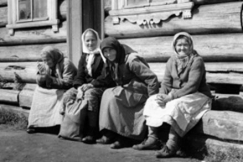 Kuva: Huivip�isi� mummoja. Eino Nurmi. v.1941