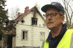 Kuva: Poliisi palaneen talon edustalla. YLE kuvanauha.