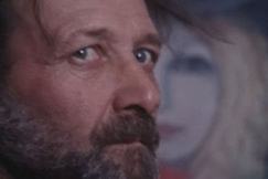 Kuva: Taidemaalari Aatto Hukkanen maalauksineen (1974). YLE kuvanauha.