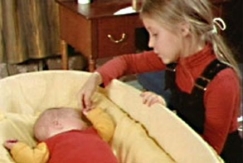 Kuva: Maarit juttelee tuoreelle pikkusiskolleen. YLE kuvanauha.